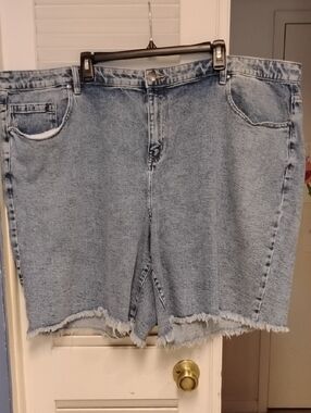 Lane Bryant Faded Blue Denim Jean Shorts Raw Edge Hem 5-pocket Size 28